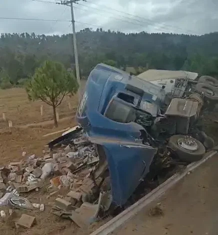 Trailero se salva de morir