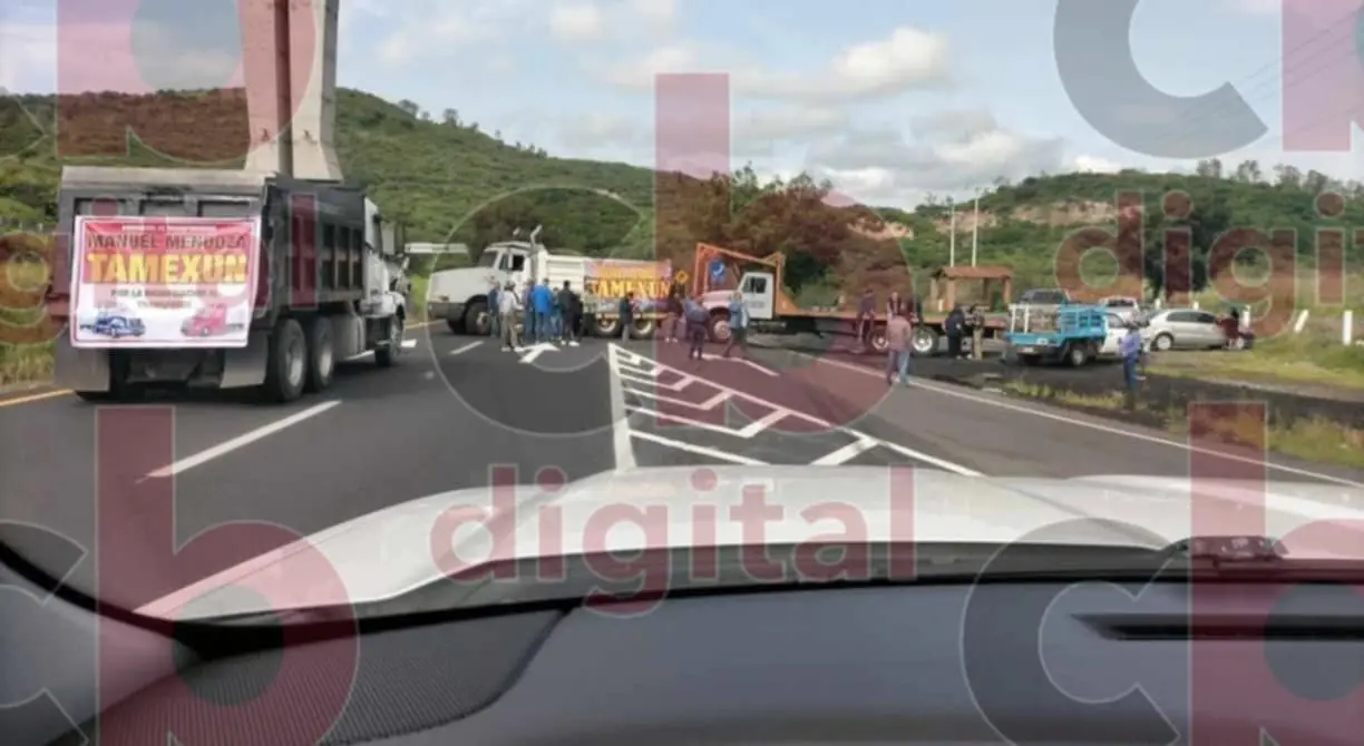 Traileros bloquean la autopista de Occidente para exigir mayor seguridad