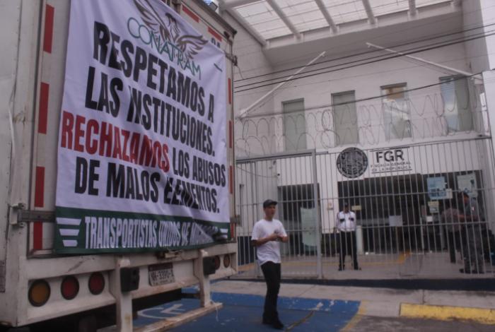 Traileros protestan en la FGR Morelia; denuncian presuntos abusos y extorsiones
