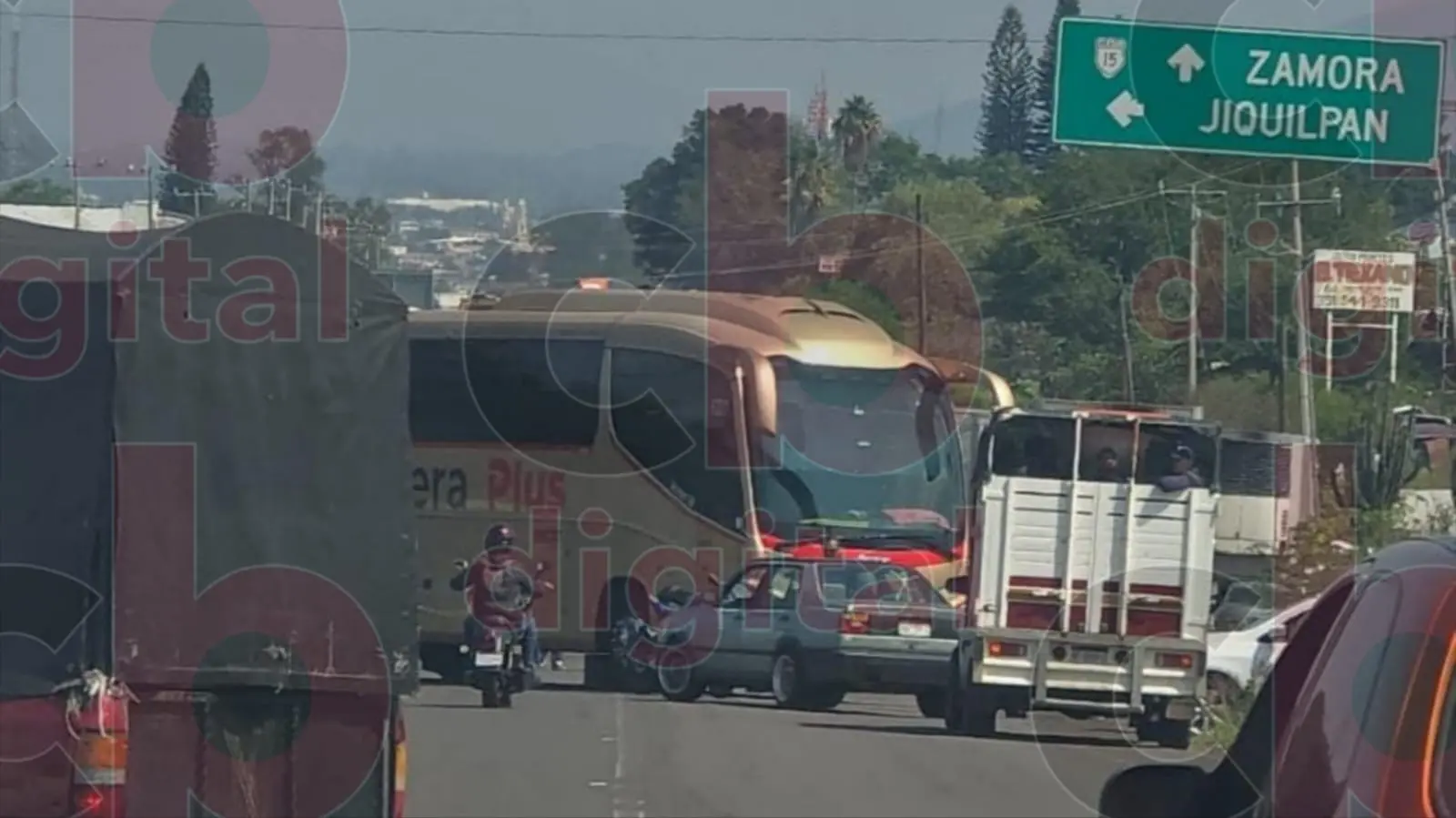 Transportistas bloquean accesos a Zamora y Jacona