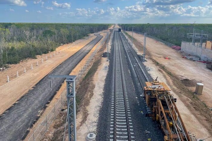 Transportistas bloquearán carreteras por adeudos del Tren Maya