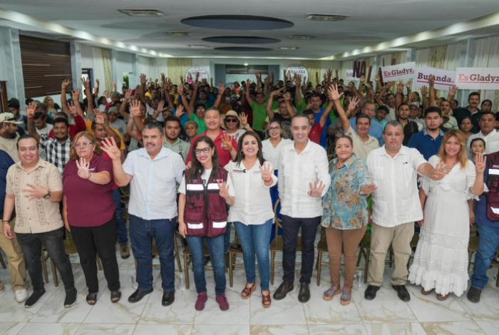 Transportistas de Lázaro Cárdenas se suman con Gladyz Butanda a la defensa de la soberanía