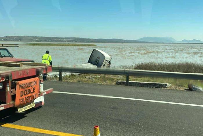 Tras choque, camión se va al Lago de Cuitzeo; hay un fallecido