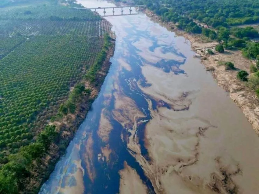 Tras derrame de petróleo en río de Veracruz; Pemex y Semar activan contingencia