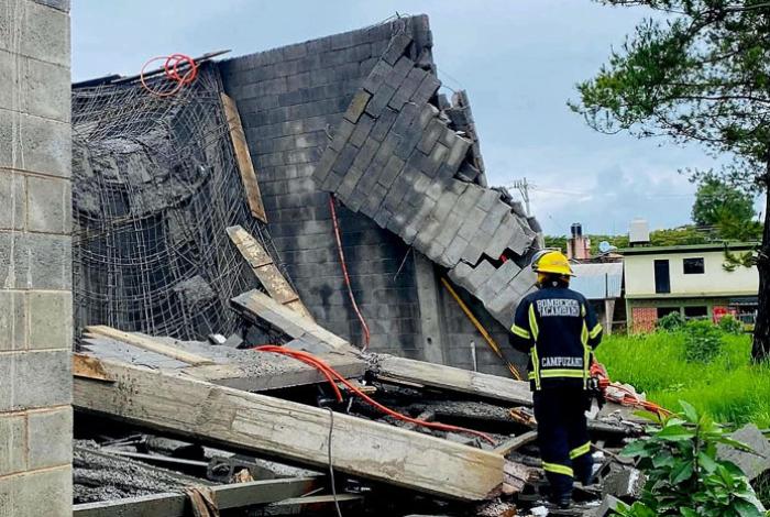 Tras horas de maniobras, rescatan con vida a joven atrapado en derrumbe de obra en Tacámbaro