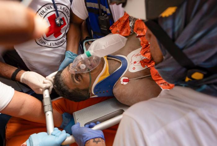 Tras ocho días bajo los escombros, rescatan a superviviente en Venezuela