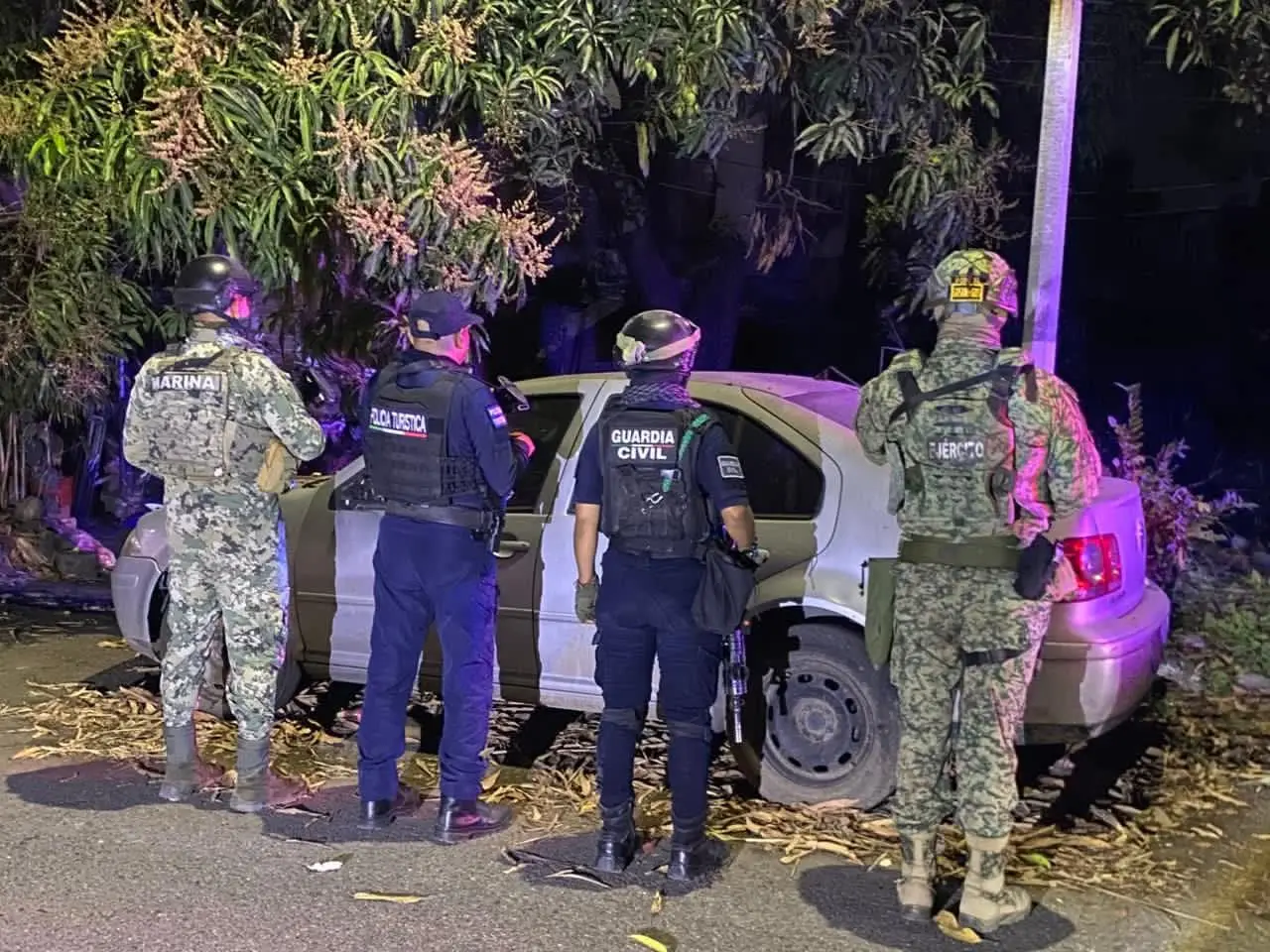 Tras operativo, aseguran vehículo con reporte de robo en pleno centro de Lázaro Cárdenas