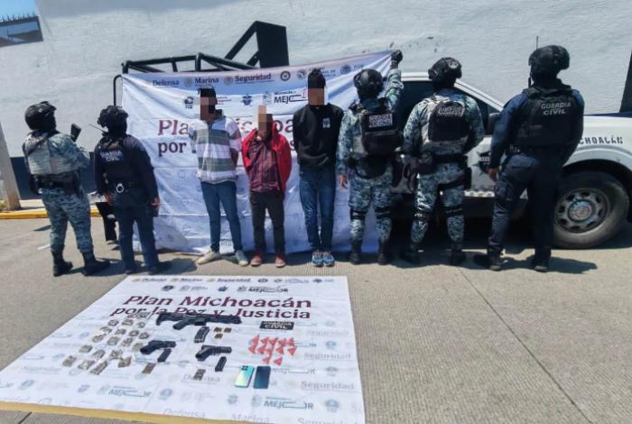 Tras persecución autoridades detienen a 3 sujetos con armamento y droga, en Zamora