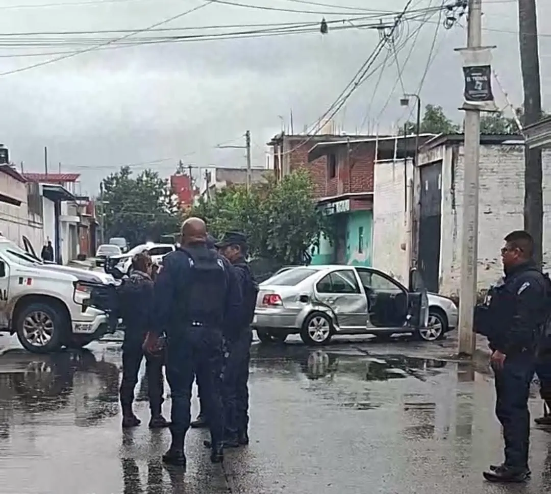 Tras persecución detienen a 3 personas con un AR-15 en Uruapan