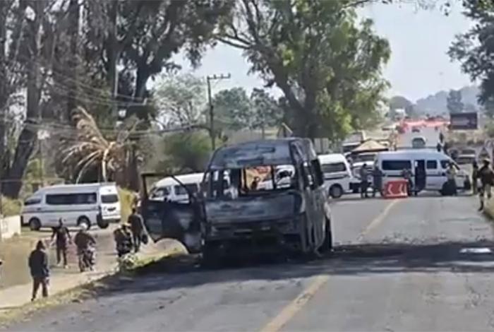 Tras quema de combi, transportistas exigen seguridad y bloquean la Tarímbaro-Álvaro Obregón