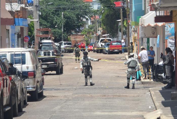 Tras reporte de disparos, policías encuentran jaguar asesinado y dos explosivos, en Jacona