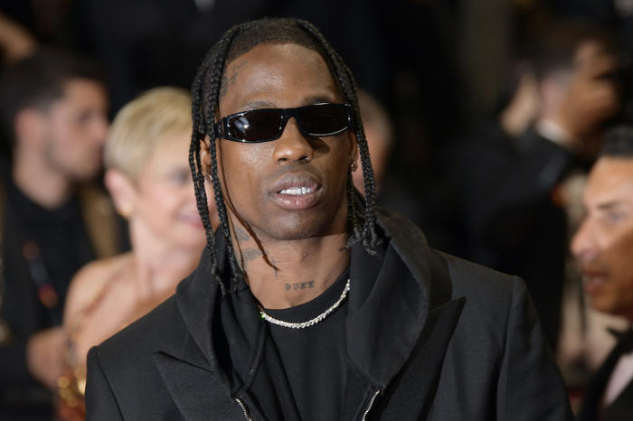 Tras ser detenido, Travis Scott vende playeras con la foto de su ficha policial