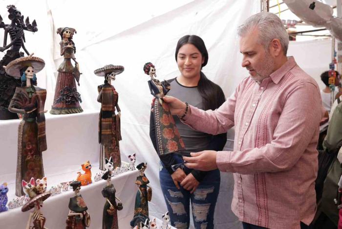 Tras un acuerdo con Liverpool, tienda departamental vende catrinas de Capula: Bedolla