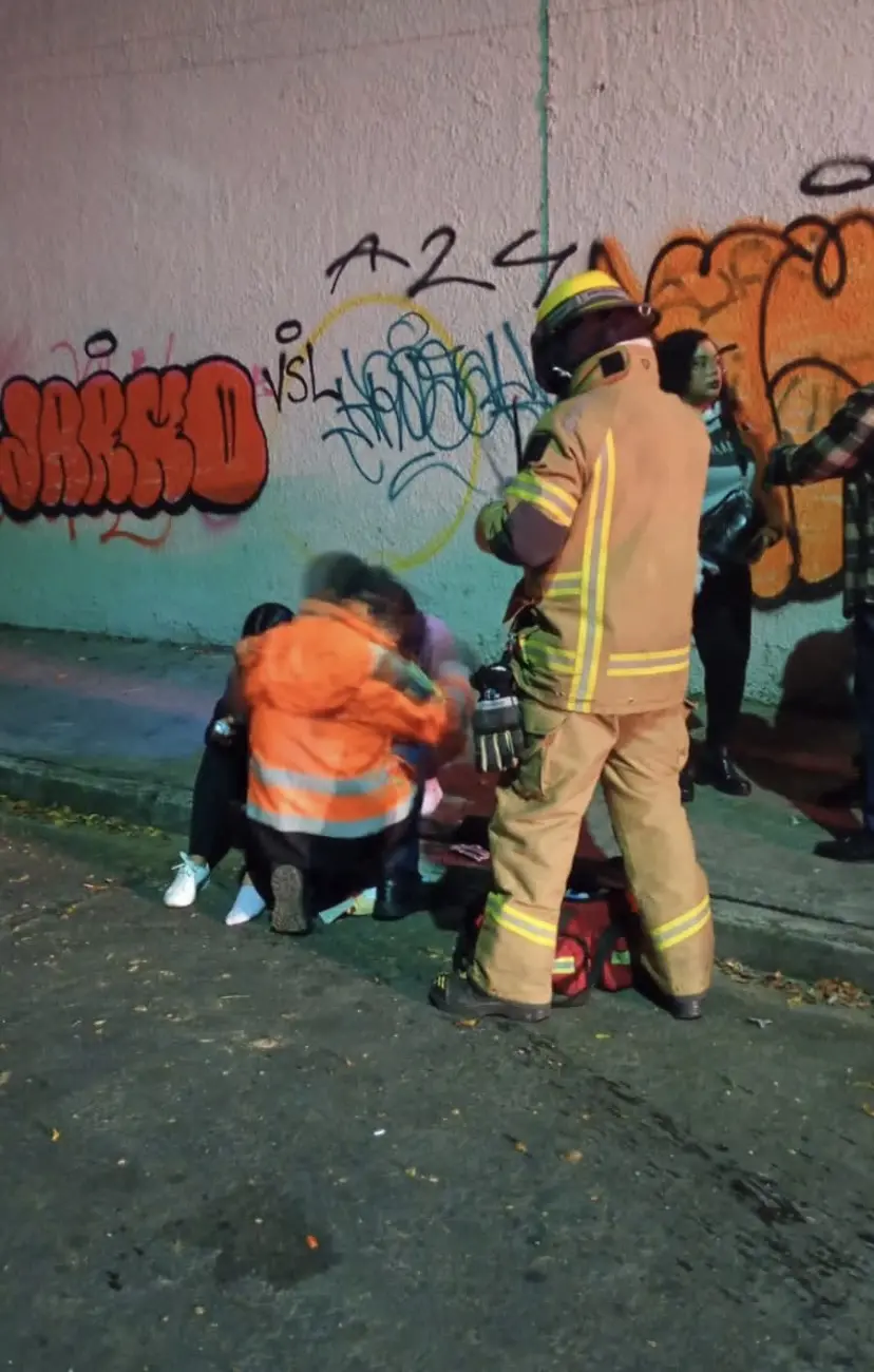 Tras volcarse dos personas resultan lesionadas