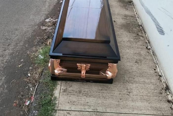 ¡Tremendo susto! encuentran ataud en plena calle de LC en Uruapan