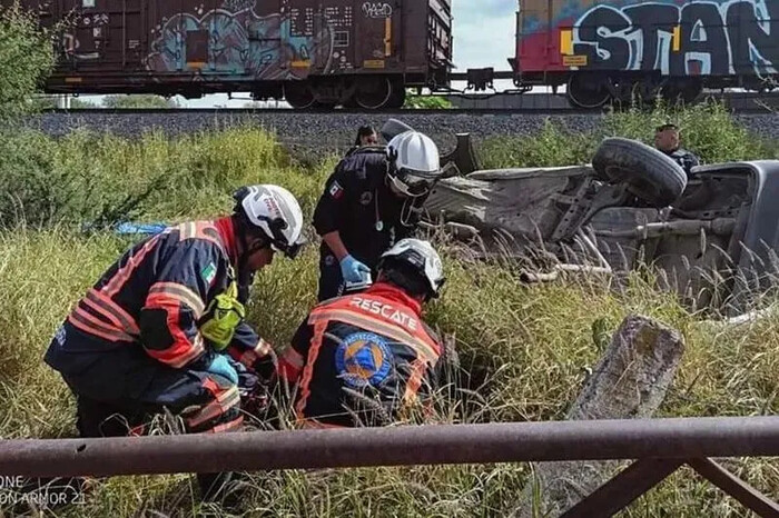 Tren embiste a auto y deja cuatro muertos