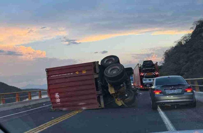 Tres accidentes en la autopista Siglo XXI dejan lesionados y daños materiales