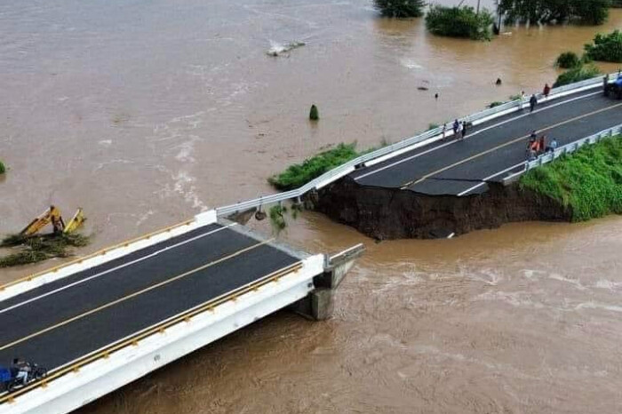 Tres carreteras en Michoacán siguen intransitables tras el paso de la tormenta "John"