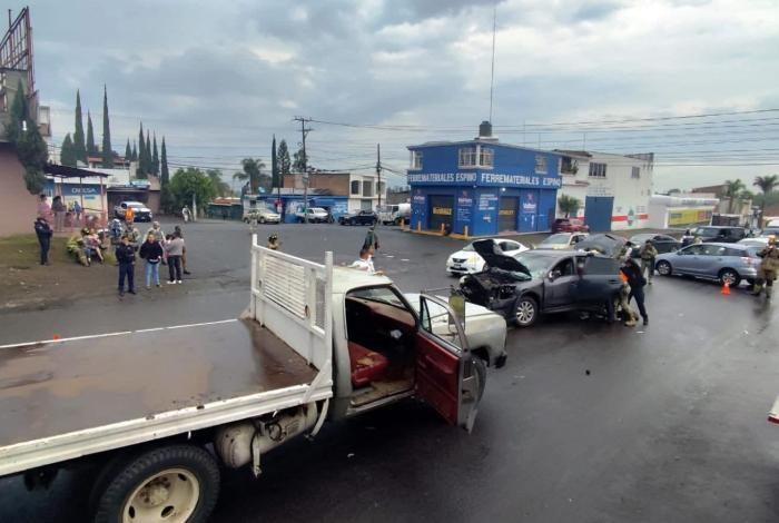 Tres lesionados en accidente vehícular en la carretera Morelia-Pátzcuaro