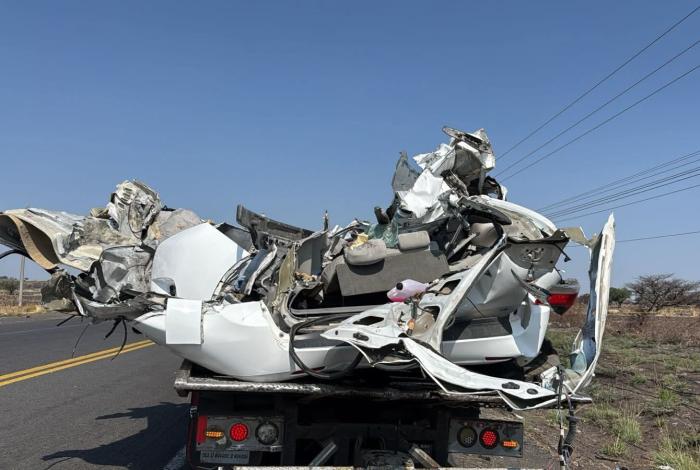 Tres personas pierden la vida en choque entre camioneta y tractocamión