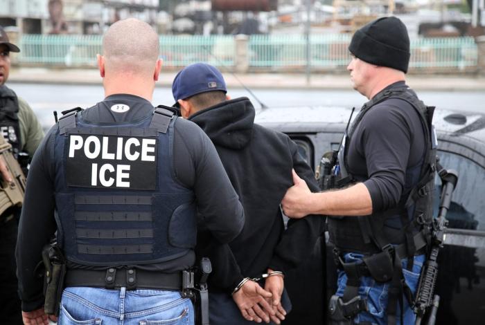 Tribunal autoriza a Trump a reanudar las deportaciones aceleradas en todo EE.UU.