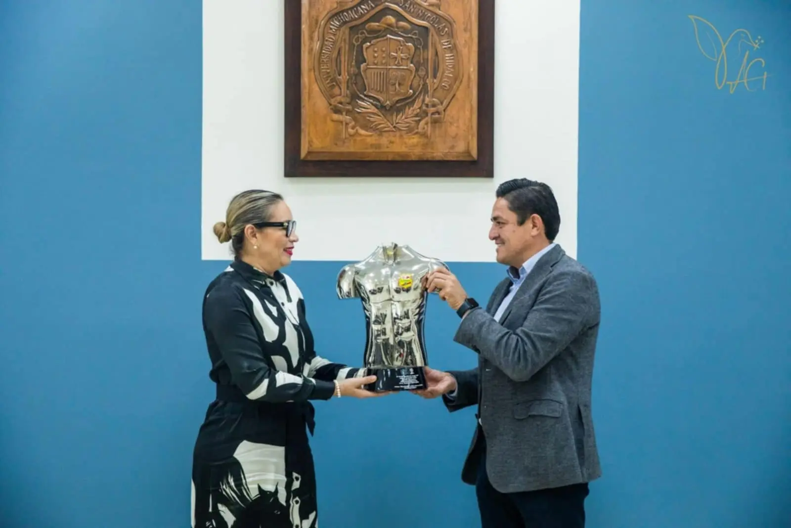 Trofeo que acredita al Atlético Morelia-UMSNH como el mejor jersey del país ya esta en casa