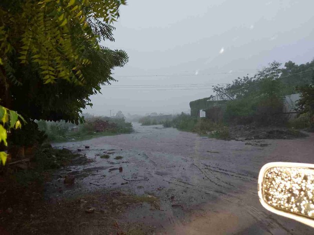 Tromba azota Apatzingán y deja afectaciones en viviendas