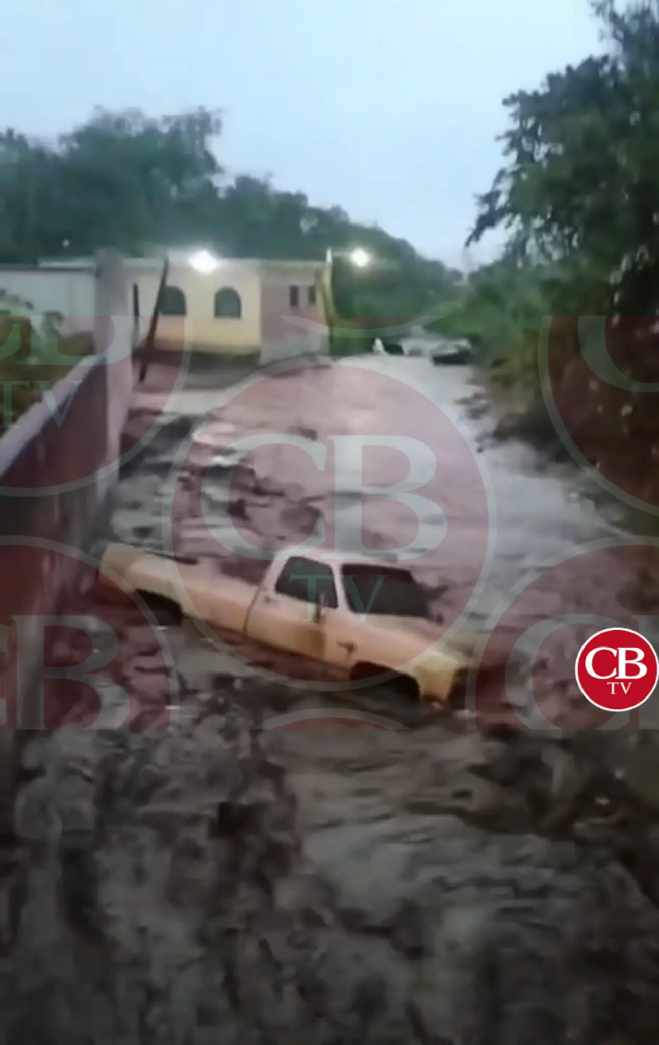Tromba deja viviendas y autos bajo el agua en Ecuandureo