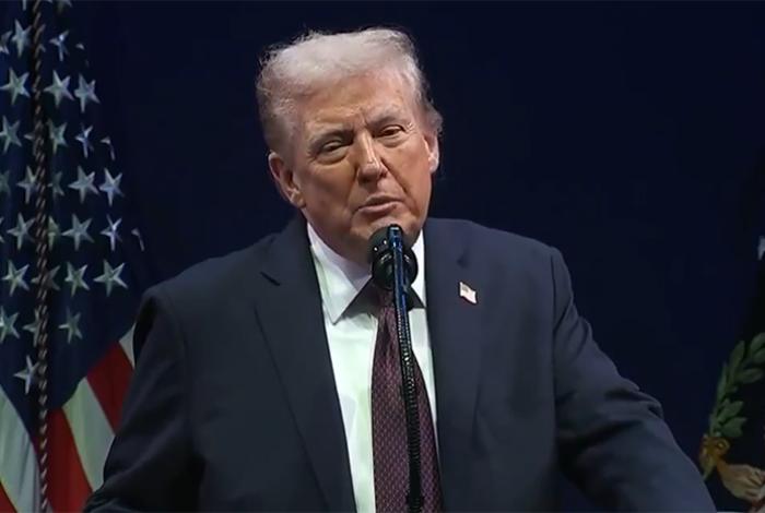 Trump amenaza a Groenlandia pero presenta en Davos su Junta de la Paz