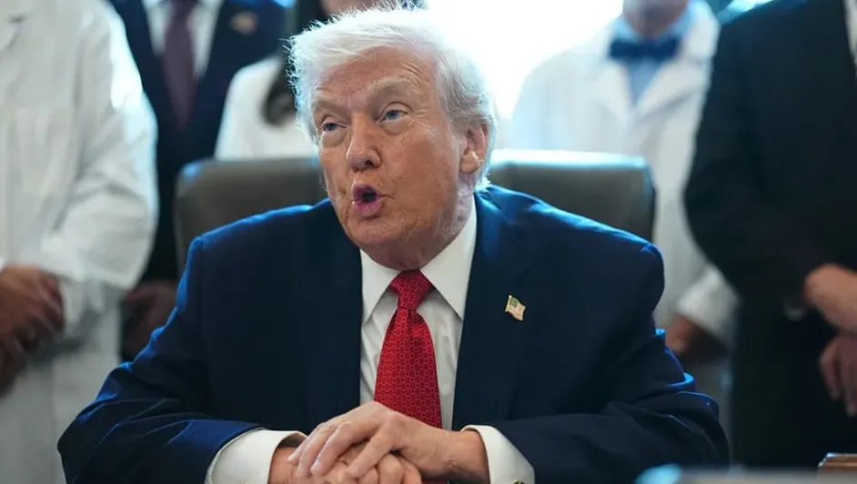 Trump lanza amenaza con aranceles a países que no apoyen su plan de anexión a Groenlandia