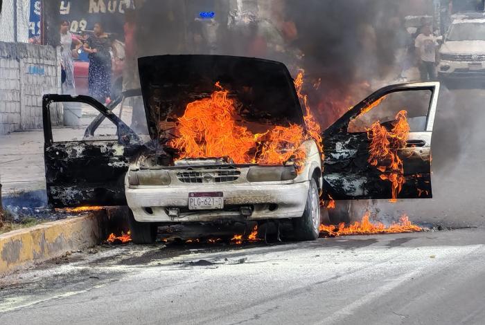 Tsuru arde en llamas cerca del Pabellón Don Vasco