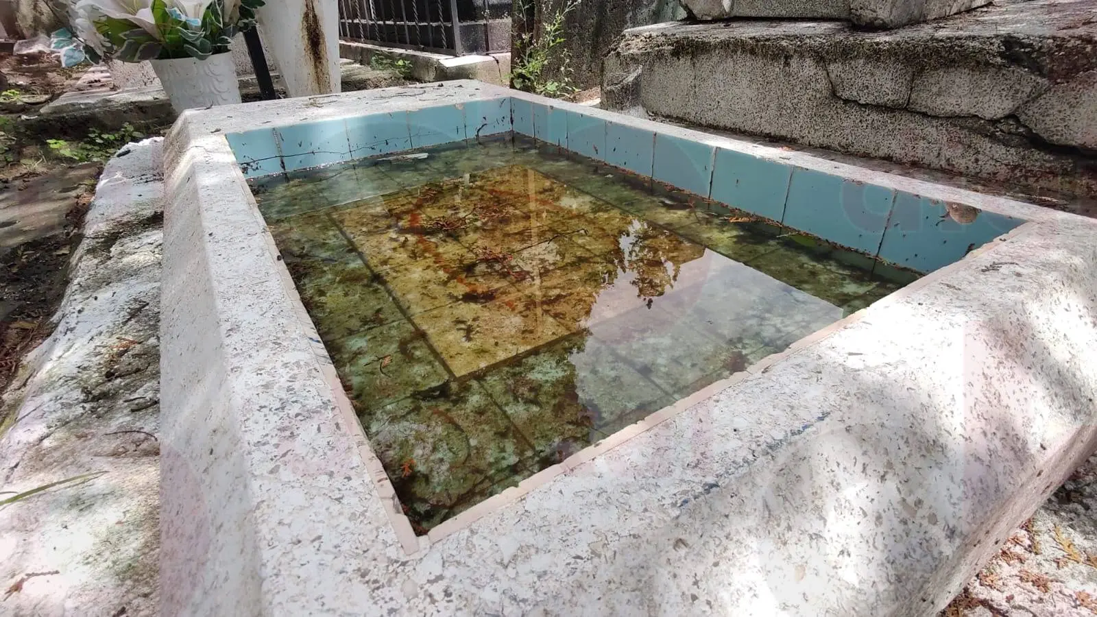 Tumbas y floreros se inundan, en Panteón Municipal de Morelia