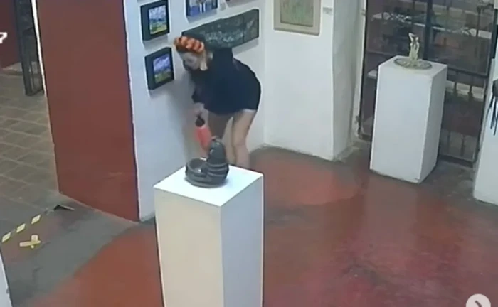 Turista se orina dentro de una  galeria de arte Oaxaca