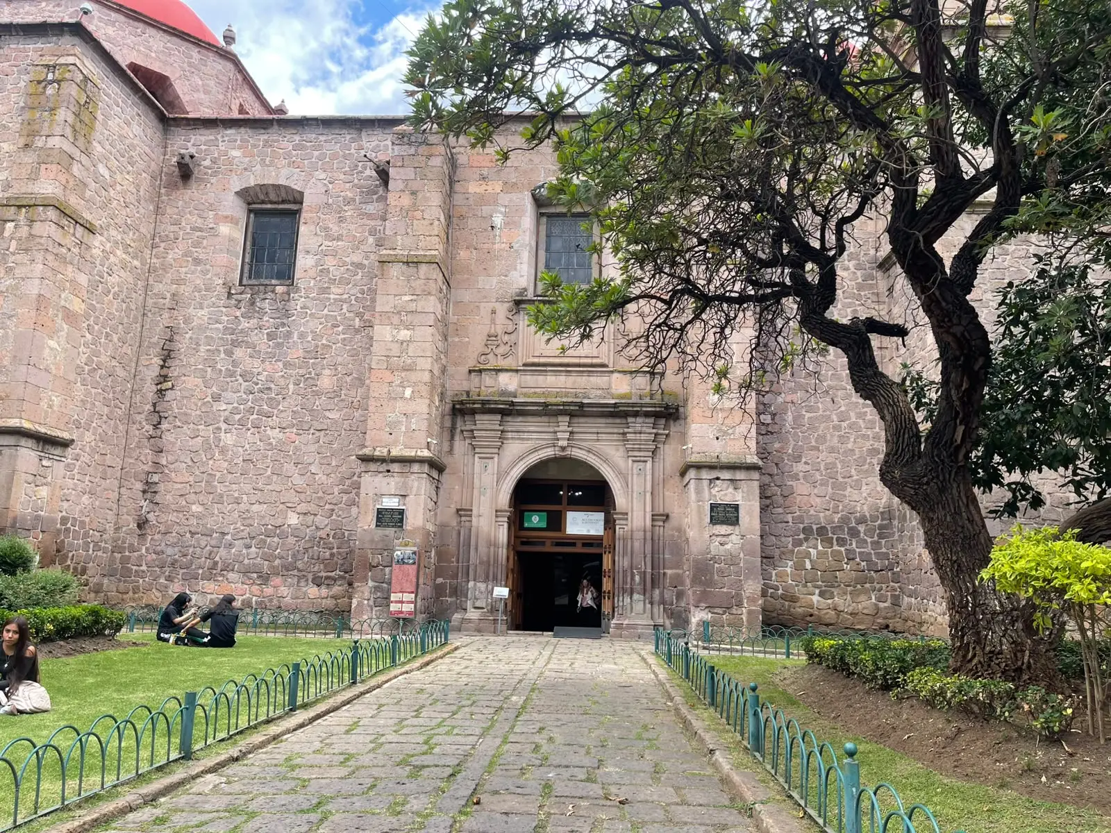 UMSNH custodia más de 22 mil obras históricas en su Biblioteca Pública