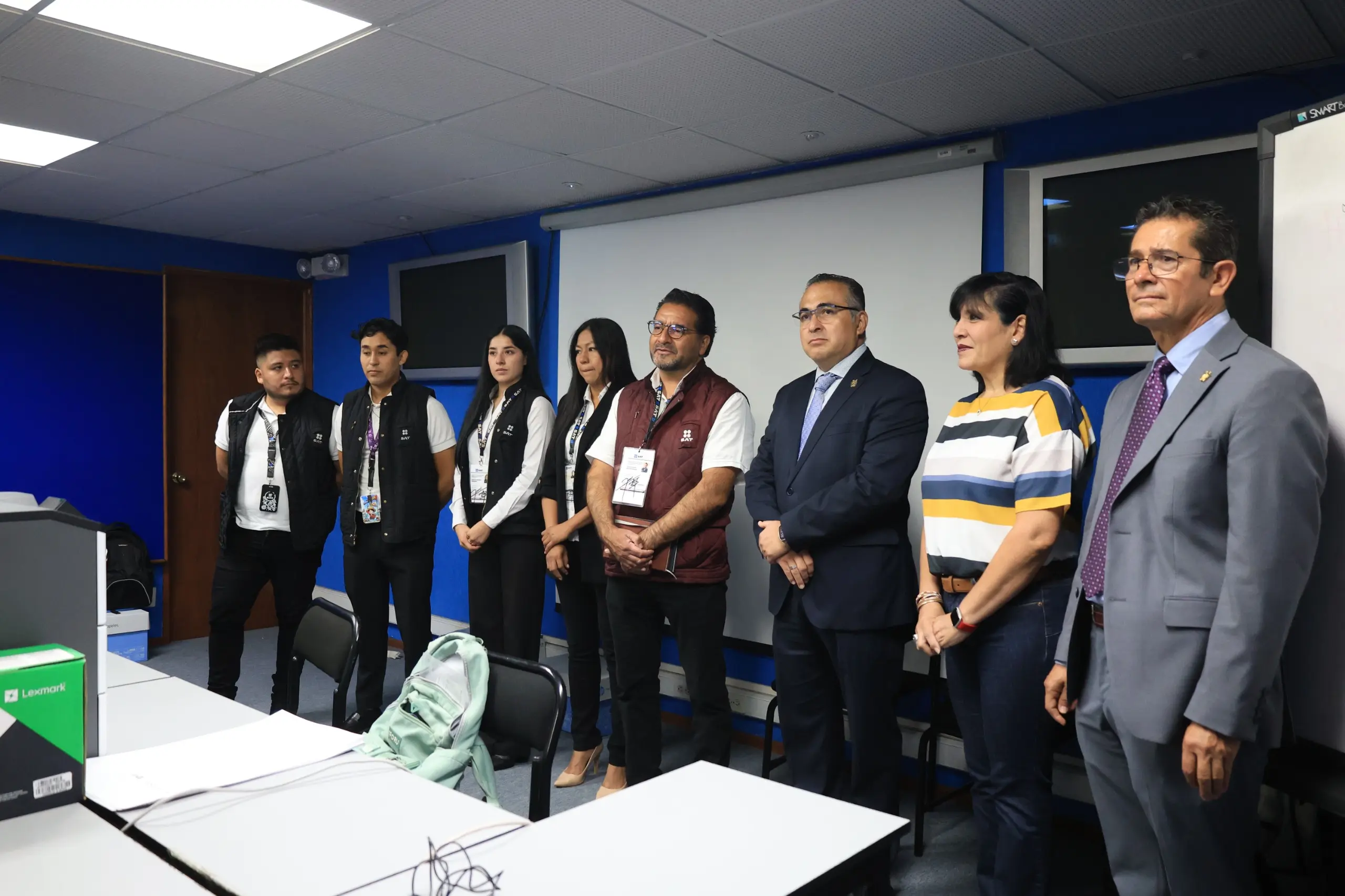 UMSNH facilita trámites a la comunidad nicolaita; instalan oficina móvil del SAT