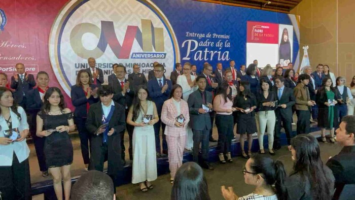 UMSNH realiza la premiación “Padre de la Patria” a la excelencia académica