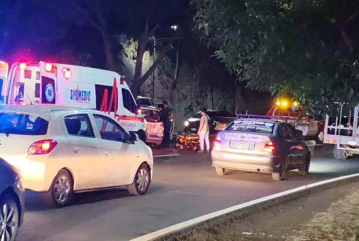 Un Atos se impacta contra árbol en el camellón central del Periférico