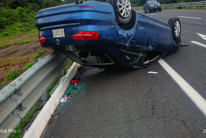 Un auto Jetta vuelca en la Siglo XXI, dejando a una mujer lesionada