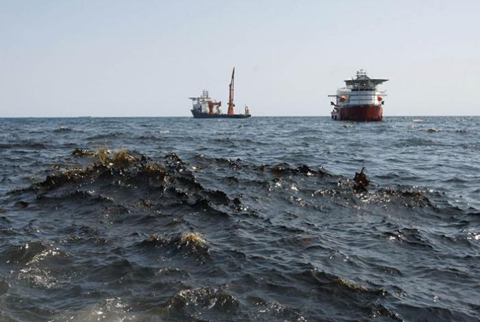 Un buque y emanaciones de petróleo contaminan el Golfo de México, admiten autoridades