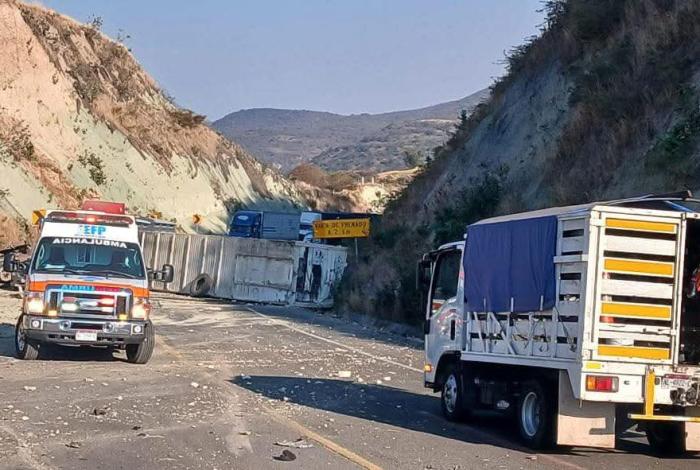 Un fallecido y un lesionados en choque frontal entre tráiler y auto particular
