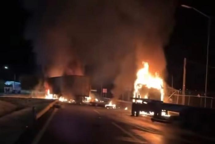 Un herido y un conductor prófugo como saldo de accidente con incendio de camiones en la Maravatío–Zapotlanejo