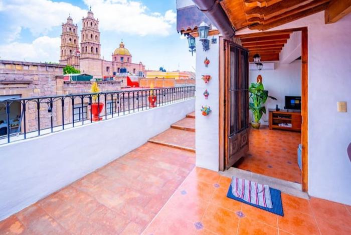 ‘Un impuesto no basta’; hoteleros exigen regularizar viviendas turísticas en Michoacán