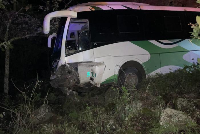 Un les10nado en choque entre autobús de pasajeros y auto particular