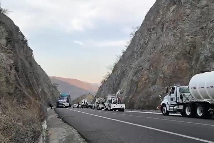 Un muerto, tras incendio de pipa en la Siglo XXI; personal de Pemex inicia trasvase del combustible