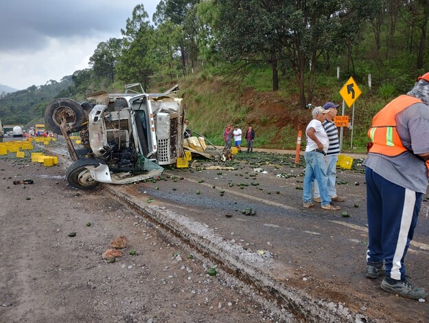 Un muerto y siete lesionados en carambola ocurrida en la autopista Uruapan-Pátzcuaro