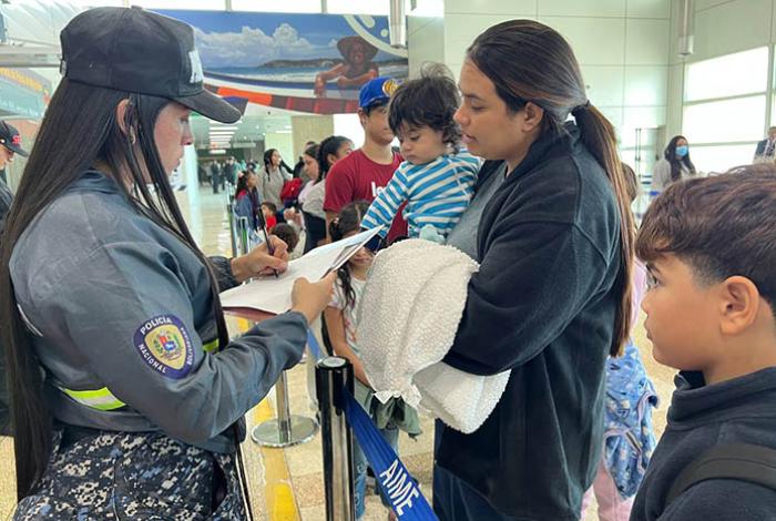 Un total de 328 migrantes llegan a Venezuela en un vuelo procedente de Estados Unidos