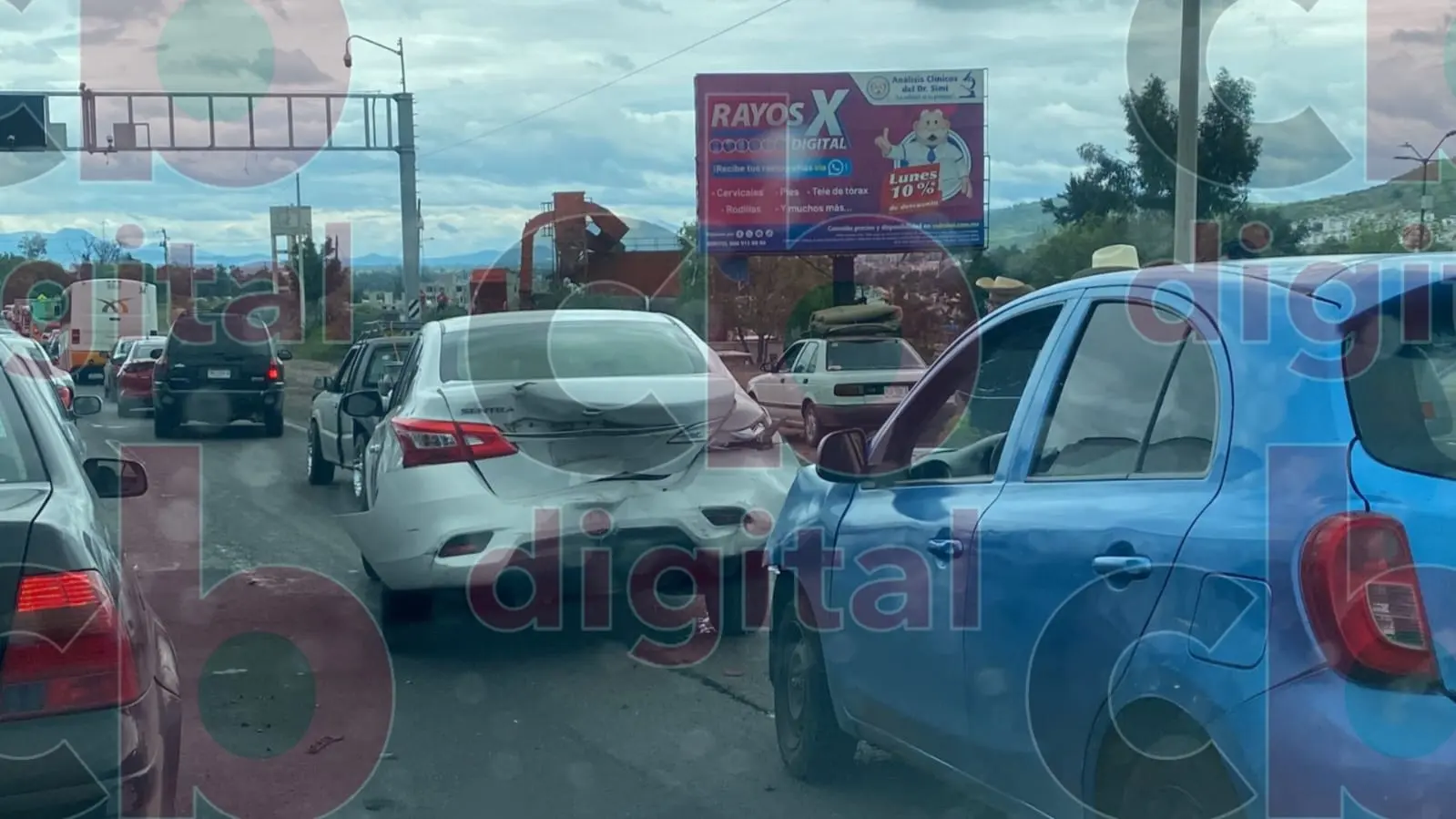 Una mujer estuvo a punto de ser aplastada por un tráiler en Morelia