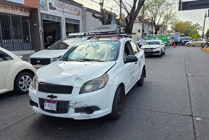 Una mujer herida en choque de moto y taxi, en Zamora