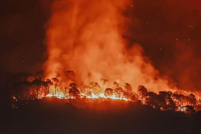 Urgen apoyos para brigadistas que combaten incendio en Uruapan; Bedolla pide aplicar plan DN-III