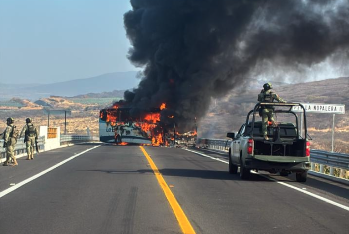 #URGENTE #Videos | OPERATIVO federal desata bloqueos y quema de vehículos en distintos puntos de Jalisco y Michoacán